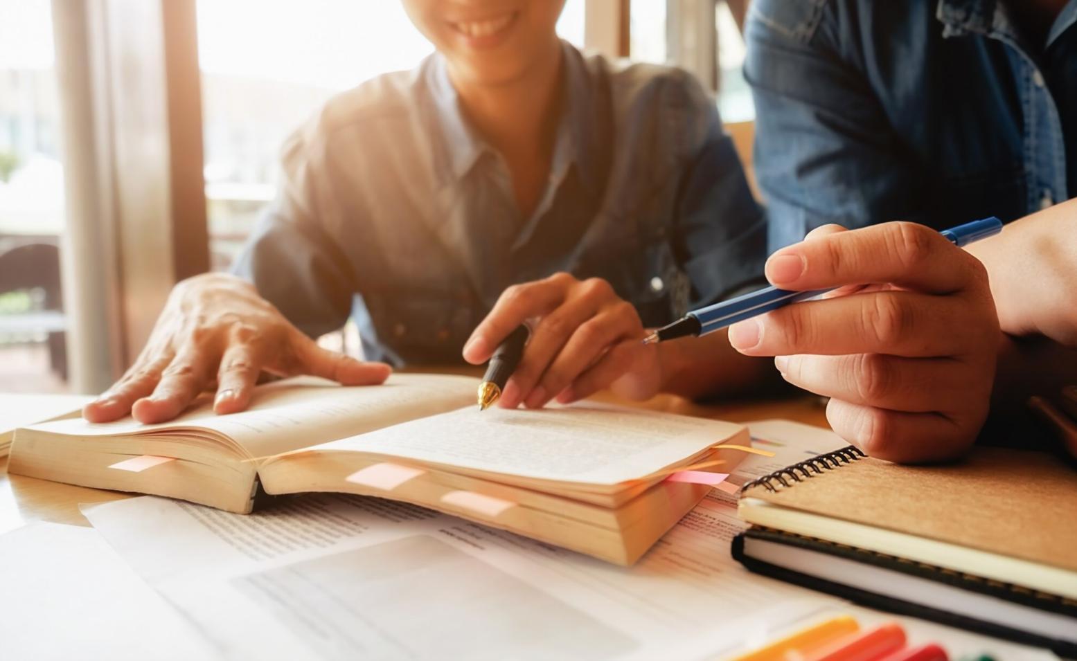 Finanzdokumente und Taschenrechner bei der Berichterstellung